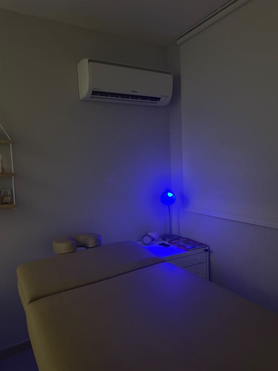 Sala de terapias manuais da Movitta, com luz azul suave